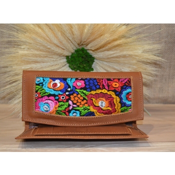 Portfel duży skórzany brązowy z kwiatowym kolorowym haftem .